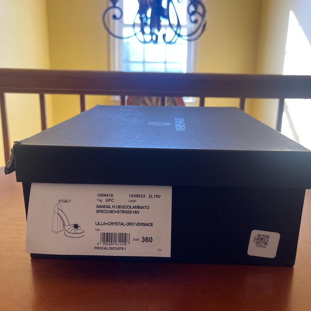 New Versace Lilac Crystal Embellished Sandals - Picture 2 of 6